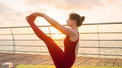 “Manfaat menyeluruh dari Navasana (pose perahu)”