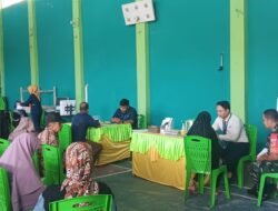 Babinsa Turun Langsung Dampingi Pelayanan Pemeriksaan Mata Gratis Klinik SMEC Untuk Warga Desa Tunggulo Dengan Suasana Tertib