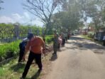 Kepedulian Lingkungan Babinsa Koramil 1315-02 Limboto Terlihat Dalam Kegiatan Pembersihan Jalan