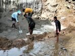 Peran Aktif Babinsa Koramil 1315-01/Telaga Dukung Pekerja Jembatan Perintis Dengan Pendampingan Langsung