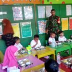 Mentari Pagi Mengiringi Langkah Babinsa Koramil Telaga Dampingi Siswa Nikmati Makan Bergizi Gratis Di Kecamatan Telaga
