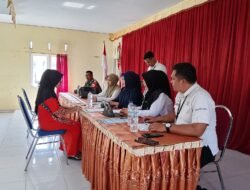 Babinsa Telaga Kawal Penyaluran Buku Dan ATM Bank BRI Untuk Penerima Bantuan PKH