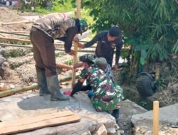Kekompakan Personel Koramil 1315-01 Telaga Bersama Warga Sukseskan Jembatan Perintis Garuda