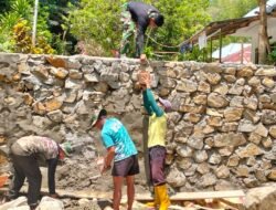 Kolaborasi Aparat Koramil 1315-01 Telaga Dan Masyarakat Kerjakan Plester Abutmen Jembatan Perintis Garuda