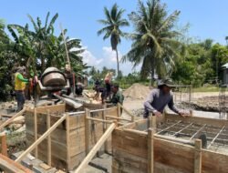 Keterlibatan Koramil 1315-02 Limboto Dan Warga Dorong Pengecoran Jembatan Gantung Hutuo