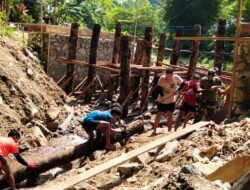 Kehadiran Koramil 1315-01 Telaga Dalam Pembangunan Jembatan Perintis Beri Semangat Dan Dukungan Bagi Para Pekerja