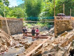 Dedikasi Personel Koramil Telaga Dampingi Pekerjaan Jembatan Perintis Berikan Semangat Kepada Warga Demi Kelancaran Pembangunan