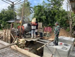 Dedikasi Tanpa Henti Personel Koramil Limboto Dampingi Pekerja Dalam Pengecoran Blok Angkur Jembatan Perintis Secara Maksimal