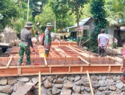 Bara Semangat Menyala Dalam Aksi Personel Koramil Telaga Dampingi Pembersihan dan Pembangunan Jembatan Perintis