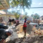 Babinsa Aktif Dampingi Pembangunan Jembatan Gantung Perintis Biluhu Timur Hingga Tahap Pengecoran Dudukan Tiang