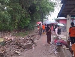 Respons Cepat Babinsa Koramil 1315-03/Tabongo Bantu Warga Terdampak Luapan Sungai Hungayo Desa Barakati