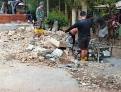 Personel Koramil 1315-01/Telaga Bersama Warga Percepat Tahap Finishing Pembangunan Jembatan Garuda Beton Bertulang