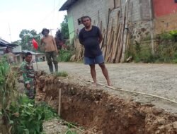 Jalan Desa Retak Dipantau Babinsa Koramil 1315-01 Telaga Untuk Pastikan Keamanan Akses Kendaraan Roda Dua Empat