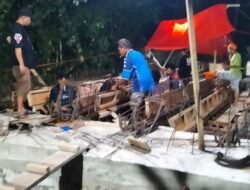 Pendampingan Lembur Koramil Telaga Percepat Pemasangan Mal Gelagar Jembatan Garuda Bersama Masyarakat Setempat