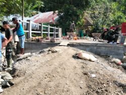 Koramil 1315-01/Telaga Terus Tunjukkan Kepedulian Dengan Membantu Pekerjaan Jembatan Garuda Bersama Masyarakat