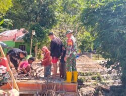 Pendampingan Personel Koramil 1315-01 Telaga Percepat Pengerjaan Gelagar Dan Pelat Beton Jembatan Gantung Desa Ulapato B