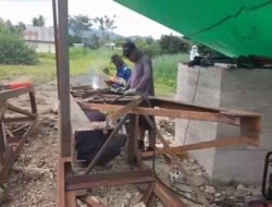 Pembangunan Jembatan Perintis Garuda Kelurahan Hutuo Capai Tahap Pengelasan Menara Baja Bersama Babinsa Koramil Limboto