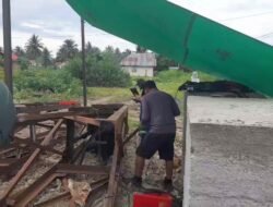 Jembatan Perintis Garuda Kelurahan Hutuo Masuki Tahap Pengelasan Baja Bersama Pendampingan Babinsa Koramil 1315-02/Limboto