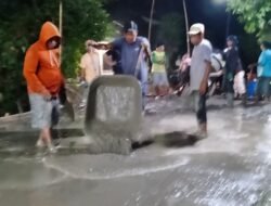 Babinsa Koramil 1315-01/Telaga Dan Warga Ulapato B Kompak Lembur Demi Percepatan Pembangunan Jembatan Garuda Desa