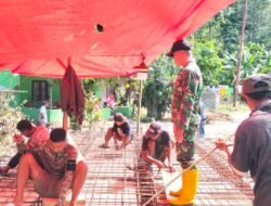 Kehadiran Babinsa Koramil 1315-01/Telaga Tambah Semangat Pekerja Dalam Percepatan Pembangunan Jembatan Garuda Kecamatan Telaga Biru