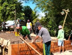 Semangat Kebersamaan Koramil 1315-01/Telaga Warnai Pendampingan Pengecoran Plat Lantai Beton Bertulang Jembatan Garuda Ulapato B