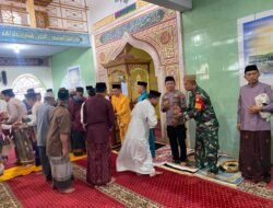 Pemerintah Kecamatan Telaga Biru Bersama Babinsa Koramil 1315-01/Telaga Laksanakan Sholat Idul Adha Dengan Khusyuk Bersama Warga