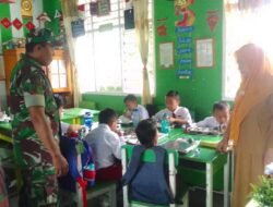 Babinsa Koramil 1315-01/Telaga Dampingi Penyaluran Makan Bergizi Gratis Bagi Siswa Sekolah Wilayah Kecamatan Telaga