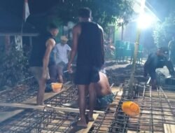 Pembangunan Jembatan Garuda Terus Dikebut, Personel Koramil 1315-01/Telaga Turun Langsung Bantu Pekerjaan Malam Hari
