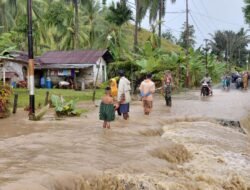 Babinsa Koramil Boliyohuto Respons Cepat Banjir Sungai Paguyaman Evakuasi Warga Asparaga Tindakan Lapangan Darurat