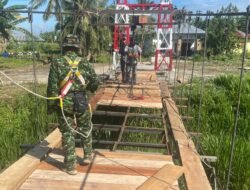 Personel Koramil 1315-02/Limboto Kawal Tahap Akhir Pembangunan Jembatan Garuda Demi Kelancaran Pekerjaan Infrastruktur