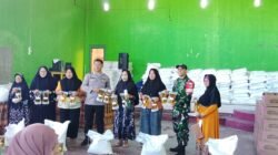 Ratusan Warga Desa Pentadio Barat Terima Bantuan Pangan, Babinsa Koramil 1315-01/Telaga Turut Mendampingi Kegiatan
