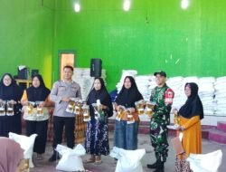 Ratusan Warga Desa Pentadio Barat Terima Bantuan Pangan, Babinsa Koramil 1315-01/Telaga Turut Mendampingi Kegiatan