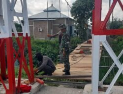 Personel Koramil Limboto Dampingi Penyelesaian Jembatan Perintis Garuda Hingga Tahap Akhir Pemasangan Pagar Dan Papan