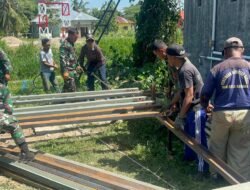 Personel Koramil Limboto Kawal Tahap Pemasangan Sling Bawah Dan Rangka Bawah Jembatan Perintis Garuda Kelurahan Hutuo