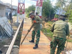 Sinergi Koramil Limboto Dan Pekerja Perkuat Penyelesaian Pemasangan Papan Serta Pagar Jembatan Garuda