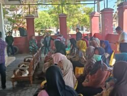Bupati Gorontalo Serahkan 360 Bingkisan Sembako Presiden Prabowo, Babinsa Koramil 1315-02/Limboto Turut Mendampingi Warga Hunggaluwa