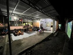 Momentum Nonton Bareng Piala Dunia Perkuat Kedekatan Personel Kodim 1315/Kab. Gorontalo Dengan Masyarakat Setempat