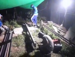 Koramil 1315-02/Limboto Terus Dampingi Pekerjaan Lembur Rangka Penopang Lantai Jembatan Perintis Garuda Kelurahan Hutuo