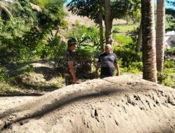 Personel Koramil 1315-01/Telaga Dampingi Pendistribusian Material Pembangunan Jembatan Armco Di Dusun I Desa Ulapato B Telaga Biru