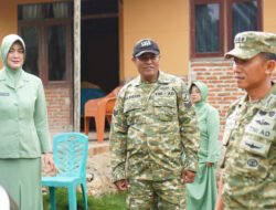 Personel Koramil 1315-04/Tibawa Dampingi Penyaluran Sembako Bakti Sosial HUT Ke-68 Kodam XIII/Merdeka Kepada Warga Pulubala
