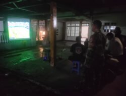 Nonton Bareng Dua Personel Koramil 1315-05/Boliyohuto Bersama Warga Desa Sidodadi Ciptakan Kebersamaan Penuh Kehangatan Dan Kekompakan