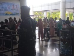 Personel Koramil 1315-04/Tibawa Perkuat Pengamanan Kedatangan Peserta PENAS Petani Nelayan XVII Di Bandara Djalaluddin