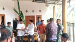 Dukung Kemajuan Pertanian Desa, Babinsa Tibawa Hadiri Pembagian Bibit Kelapa Dalam kepada Petani Pulubala