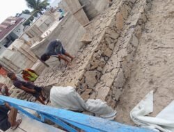 Koramil 1315-03/Tabongo Hadir Mengawal Pekerjaan Bronjong Muara Sungai Demi Menjaga Kekuatan Pondasi Jembatan