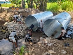 Personel Koramil 1315-04/Tibawa Dampingi Pemasangan Batu Dan Fondasi Jembatan Armco Di Desa Iloponu Tibawa Gorontalo