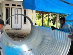 Babinsa Koramil 1315-01/Telaga Dampingi Perakitan Armco Demi Percepatan Pembangunan Jembatan Beton Desa Ulapato B Yang Kokoh