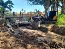 Babinsa Koramil 1315-04/Tibawa Dampingi Pekerja Jembatan Perintis Garuda Berikan Semangat Demi Kelancaran Pembangunan Bersama