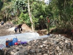 Semangat Babinsa Koramil 1315-05/Boliyohuto Mengawal Pembangunan Fondasi Jembatan Garuda Armco Demi Akses Warga Lebih Baik