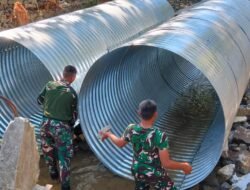 Pembangunan Jembatan Armco Garuda Desa Ulapato B Didampingi Babinsa Koramil 1315-01/Telaga Demi Kelancaran Transportasi