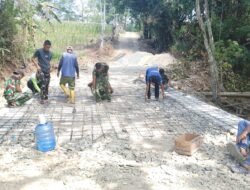 Pendampingan Koramil 1315-01/Telaga Percepat Pemasangan Batu Gelagar Jembatan Armco Penghubung Masyarakat Desa Ulapato B Menuju Kemajuan